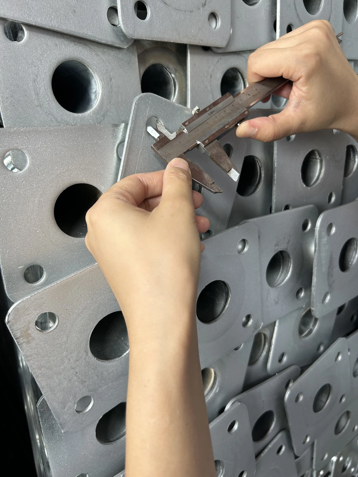 Steel prop base plate thickness inspection